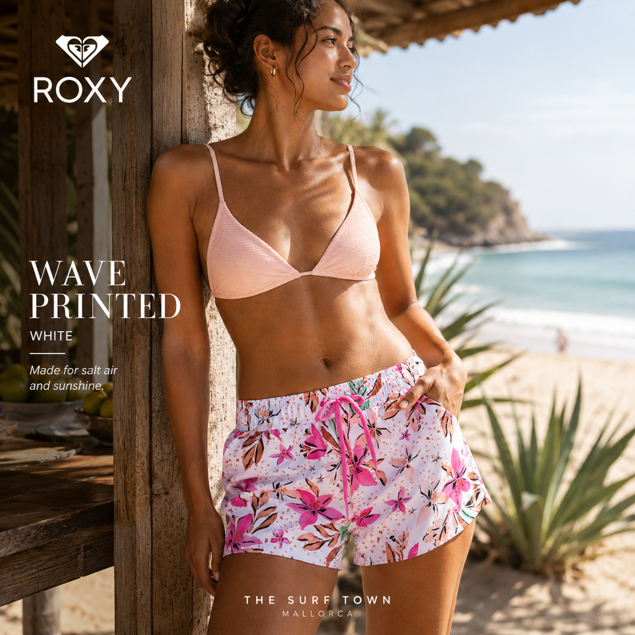 Short de playa Roxy Wave Printed 2 Inch White en fotografía editorial propia de THE SURF TOWN junto a beach club tropical premium con estilo surf lifestyle femenino y luz natural diurna
