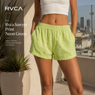 Short Rvca Sawyer Print Neon Green de mujer en rooftop moderno con estética editorial surfwear premium y luz natural