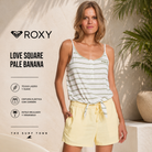 Shorts Roxy Love Square Pale Banana en fotografía editorial propia de THE SURF TOWN, pantalón corto amarillo claro para mujer con cintura elástica y estilo beach lifestyle veraniego