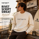 Sudadera Carhartt WIP Rivet Script Sweat Natural en entorno surf lifestyle premium, fotografía editorial propia de THE SURF TOWN con estética coastal streetwear y luz cálida natural
