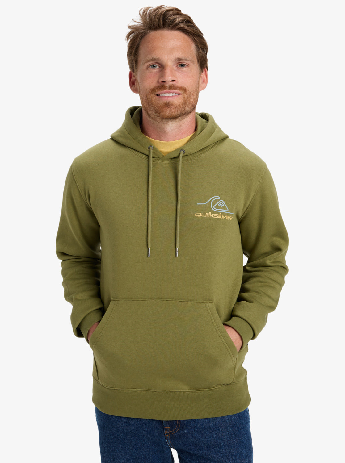 Sudadera con capucha para hombre, de color verde khaki, con diseño de logo Quiksilver en pequeño formato en pecho y grande en la espalda.