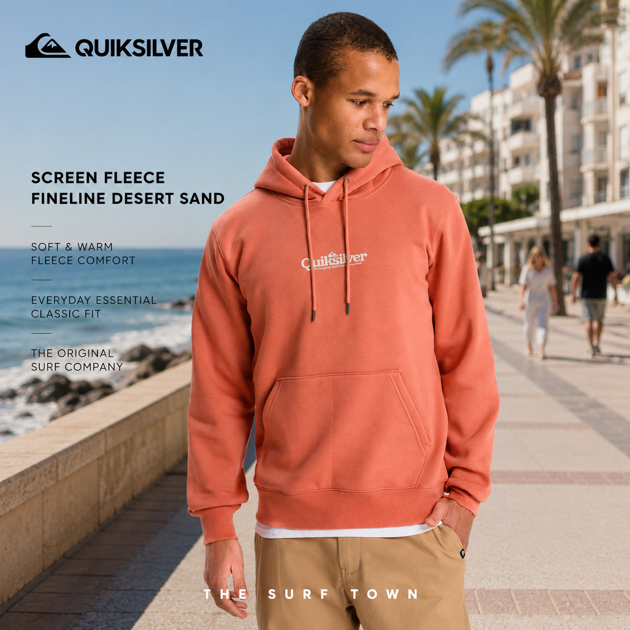 Sudadera Quiksilver Screen Fleece Fineline Desert Sand en fotografía editorial propia de THE SURF TOWN en paseo marítimo frente al mar, sudadera con capucha color Desert Sand y estilo surf lifestyle premium.

SEO Merchant: