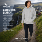 Hombre con sudadera Rip Curl Anti Series Search Grey Marle en un destino atlántico, imagen editorial propia de THE SURF TOWN