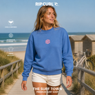 Sudadera Rip Curl Icons Of Surf Moonnight Blue en escena editorial, imagen editorial propia de THE SURF TOWN