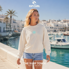 Sudadera Rip Curl Icons Of Surf Shell en escena editorial, imagen editorial propia de THE SURF TOWN