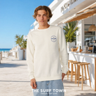 Sudadera Rip Curl Staple Crew Bone para hombre en escena surf lifestyle soleada