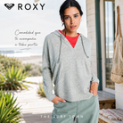Fotografía editorial propia de THE SURF TOWN de la sudadera Roxy Destination Surf Oil Green para mujer en ambiente coastal lifestyle junto al mar con estilo surf casual femenino.