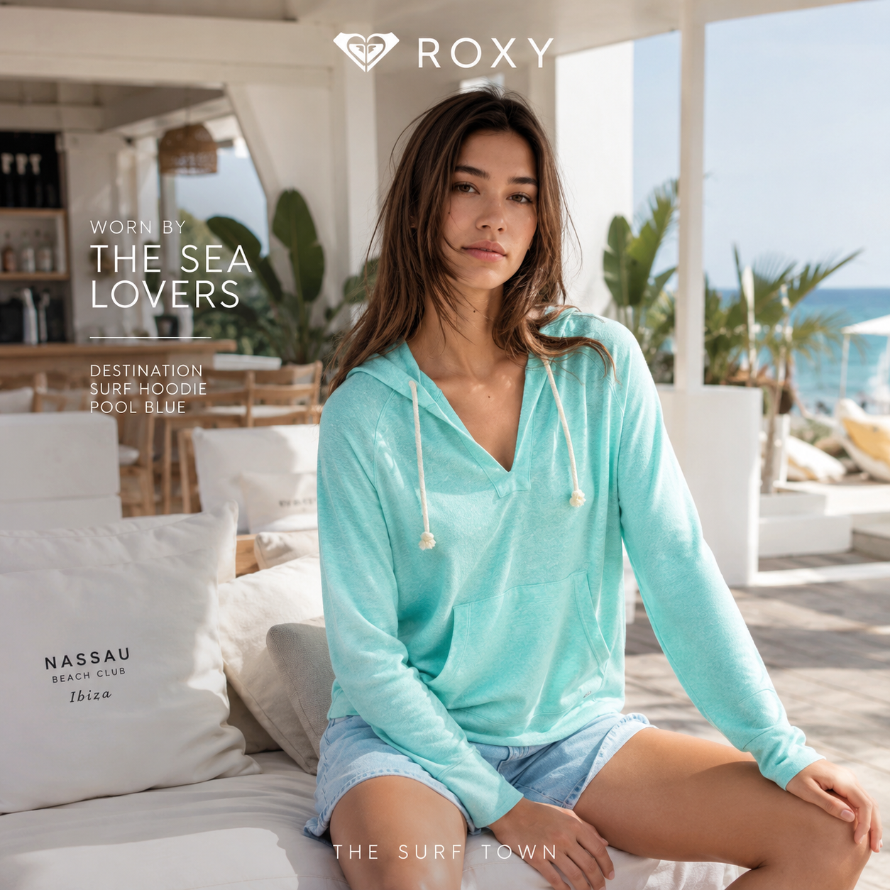 Sudadera Roxy Destination Surf Pool Blue para mujer en beach club de Ibiza, fotografía editorial propia de THE SURF TOWN con estilo surf lifestyle premium y ambiente costero exclusivo