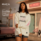 Sudadera RVCA Brain Freeze Eggshell de mujer en escena motel retro surf cinema con estética editorial premium y luz cálida natural