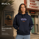 Sudadera RVCA Gabrielle Navy de mujer en escena motel retro surf cinema con luz natural y estética editorial premium