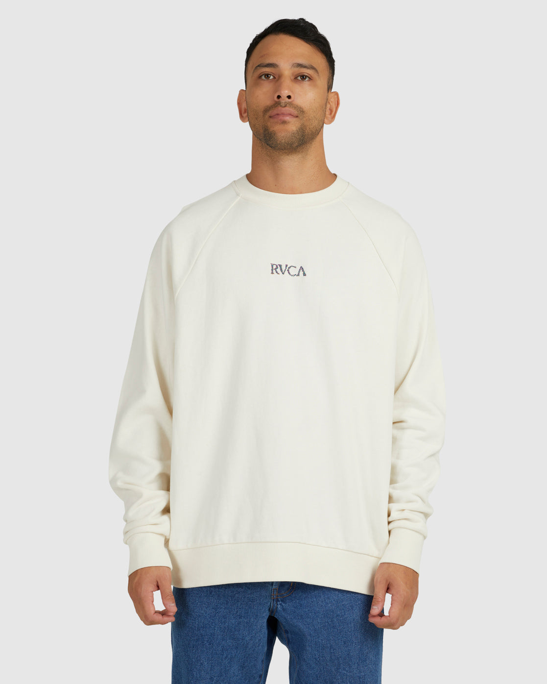 Sudadera RVCA On A Thread Crew para hombre en color blanco roto con bordado RVCA en el pecho estilo surf
