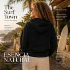 Parte trasera de la sudadera The Surf Town Premium Black de algodón orgánico para mujer en color negro con diseño surf lifestyle premium