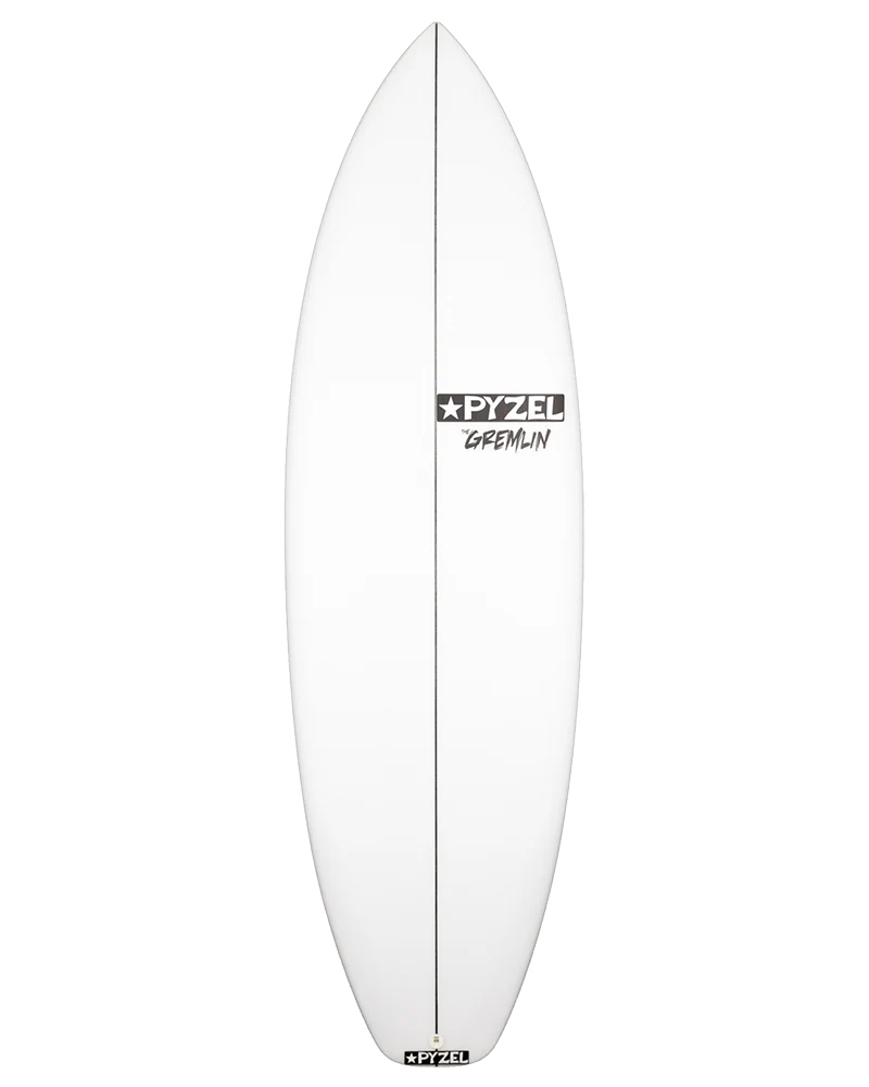 Tabla de surf Pyzel Gremlin en fotografía editorial propia de THE SURF TOWN con ambiente surf premium, playa de aguas cristalinas, luz solar diurna y fondo lifestyle costero para destacar este modelo de alto volumen y gran velocidad para olas pequeñas y medianas.