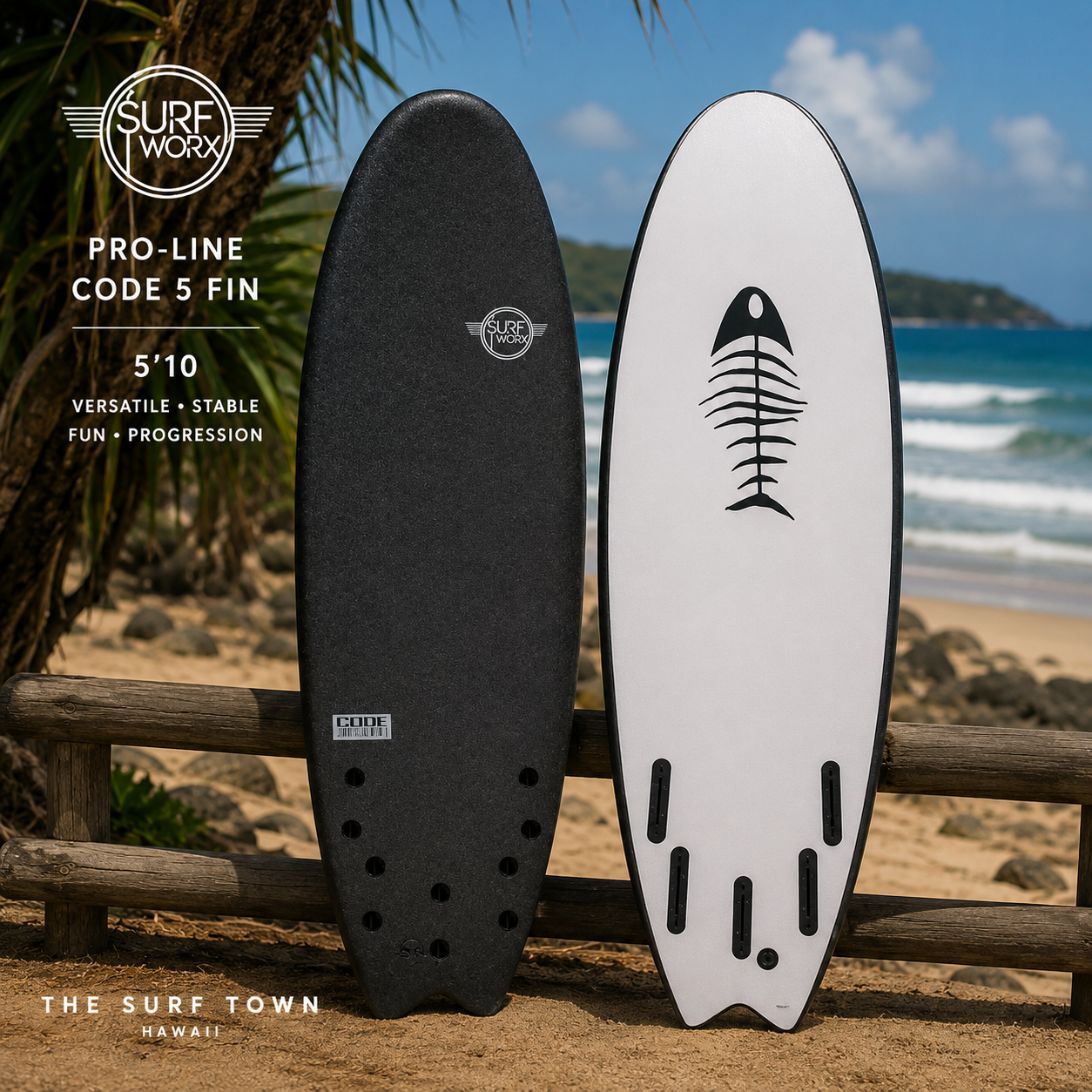 Tabla de Surf SurfWorx Pro-Line Code 5 Fin 5.10 en fotografía editorial propia de THE SURF TOWN mostrando deck y bottom sobre arena frente al mar con configuración 5 quillas y diseño híbrido de alto rendimiento