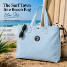 Bolso de playa The Surf Town Tote Beach Bag Blue Sky en fotografía editorial lifestyle de THE SURF TOWN junto al mar, bolso de algodón premium color azul cielo para playa, vacaciones y uso diario