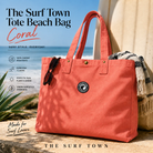 Bolso de playa The Surf Town Tote Beach Bag Coral en fotografía editorial lifestyle junto al mar, bolso de algodón premium para playa, vacaciones y uso diario