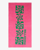 Toalla Billabong Lie Down Guava color rosa con estampado tropical verde para playa