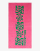 Toalla Billabong Lie Down Guava color rosa con estampado tropical verde para playa