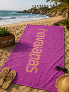 Toalla Havaianas Purple Coral Plus de gran tamaño en ambiente beach surf lifestyle premium