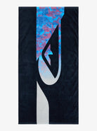 Toalla de playa QUIKSILVER Nebulas Blue con diseño degradado azul y negro, perfecta para surf o piscina con secado rápido y alta absorción