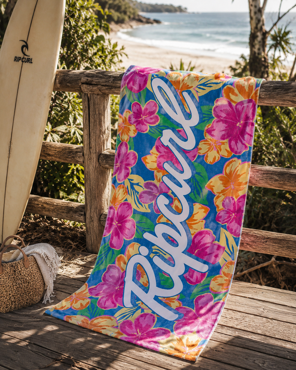 Toalla Rip Curl multicolor floral en escena beach lifestyle tropical premium