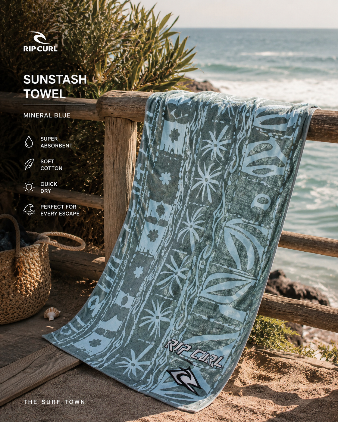 Toalla Rip Curl Sunstash Mineral Blue en escena coastal lifestyle premium junto al mar