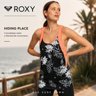 Top Deportivo Roxy Hiding Place para mujer en fotografía editorial propia de THE SURF TOWN con estampado floral y estilo fitness surf lifestyle