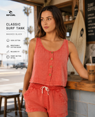 Top Rip Curl Classic Surf Tank Coral para mujer en escena lifestyle surf café premium