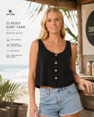 Top Rip Curl Classic Surf Tank Washed Black para mujer en escena lifestyle surf premium tropical