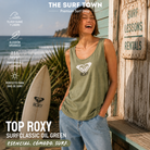 Top Roxy Surfclassic Oil Green para mujer en una escena editorial propia de THE SURF TOWN junto al mar, con estilo surf, luz natural y ambiente de playa, imagen editorial propia de THE SURF TOWN.