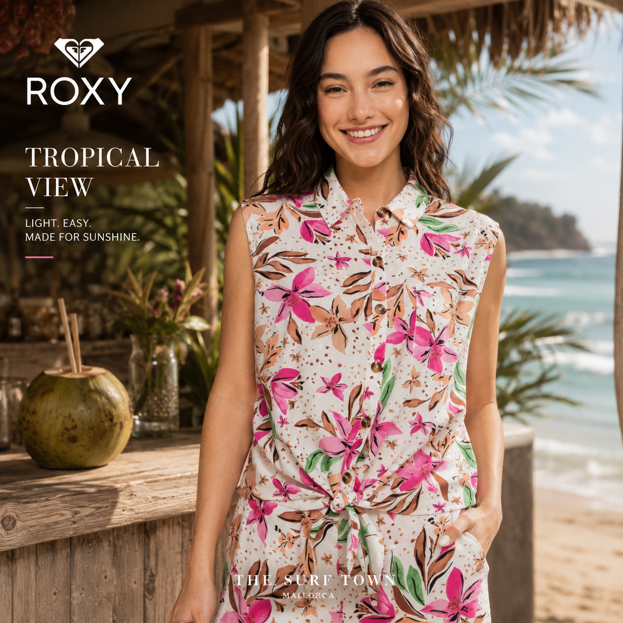 Top Roxy Tropical View Snow White Happy Tropical en fotografía editorial propia de THE SURF TOWN junto a beach club tropical frente al mar con estilo surf lifestyle femenino
