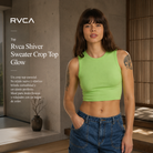 Top Rvca Shiver Sweater Crop Top Glow de mujer en interior arquitectónico japonés con estética editorial surfwear premium