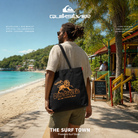 Tote bag Quiksilver x Bob Marley Lion Black utilizada junto a una playa de Jamaica, imagen editorial propia de THE SURF TOWN