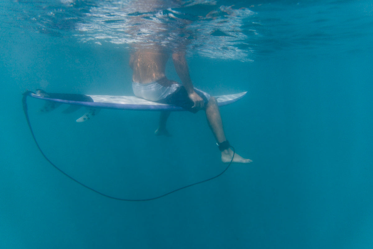 Tabla de surf bajo el agua