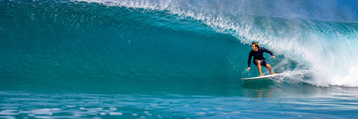 Surfista sobre una ola turquesa, imagen de campaña generada para The Surf Town