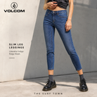 Vaqueros Volcom Slim Leggings Liberator Indigo Ridge Wash para mujer en fotografía editorial propia de THE SURF TOWN con estilo urbano casual y moda denim premium