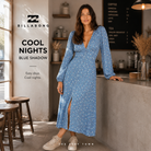 Vestido Billabong Cool Nights Blue Shadow en fotografía editorial propia de THE SURF TOWN en cafetería premium con estilo coastal chic y moda femenina Billabong