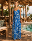 Vestido largo Billabong Juno Maxi azul para mujer en beach club tropical junto a piscina