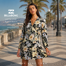 Vestido Billabong Lotta Love Black Multi en fotografía editorial propia de THE SURF TOWN en paseo marítimo premium entre palmeras con estilo surf lifestyle femenino