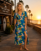 Vestido Billabong mujer floral azul lifestyle coastal premium en paseo marítimo al atardecer frente al mar