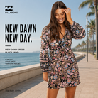 Vestido Billabong New Dawn Black Sand en fotografía editorial propia de THE SURF TOWN sobre paseo marítimo premium junto al mar con estilo beach lifestyle exclusivo