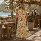 Vestido Roxy Dynamite Girl Again en fotografía editorial propia de THE SURF TOWN en beach club premium mediterráneo con estilo surf lifestyle femenino