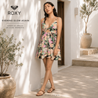 Vestido Roxy Evening Glow Again en fotografía editorial propia de THE SURF TOWN en hotel boutique mediterráneo con estilo surf lifestyle femenino