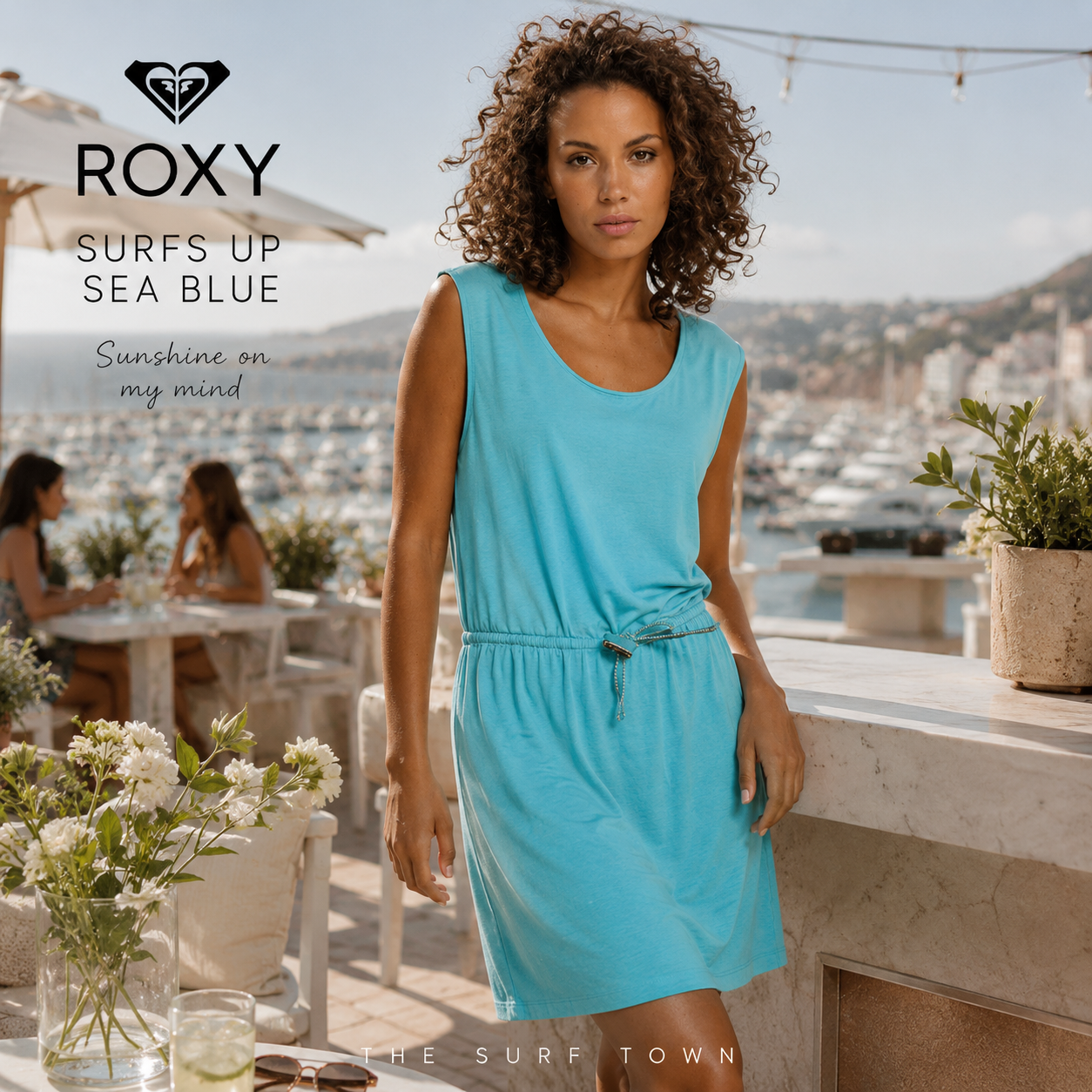 Vestido Roxy Surfs Up Sea Blue en fotografía editorial propia de THE SURF TOWN en rooftop brunch club premium con vistas a la marina y estilo surf lifestyle femenino
