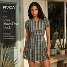Vestido Rvca Mavis Dress Black de mujer en escena editorial coastal premium con estética surfwear y luz natural