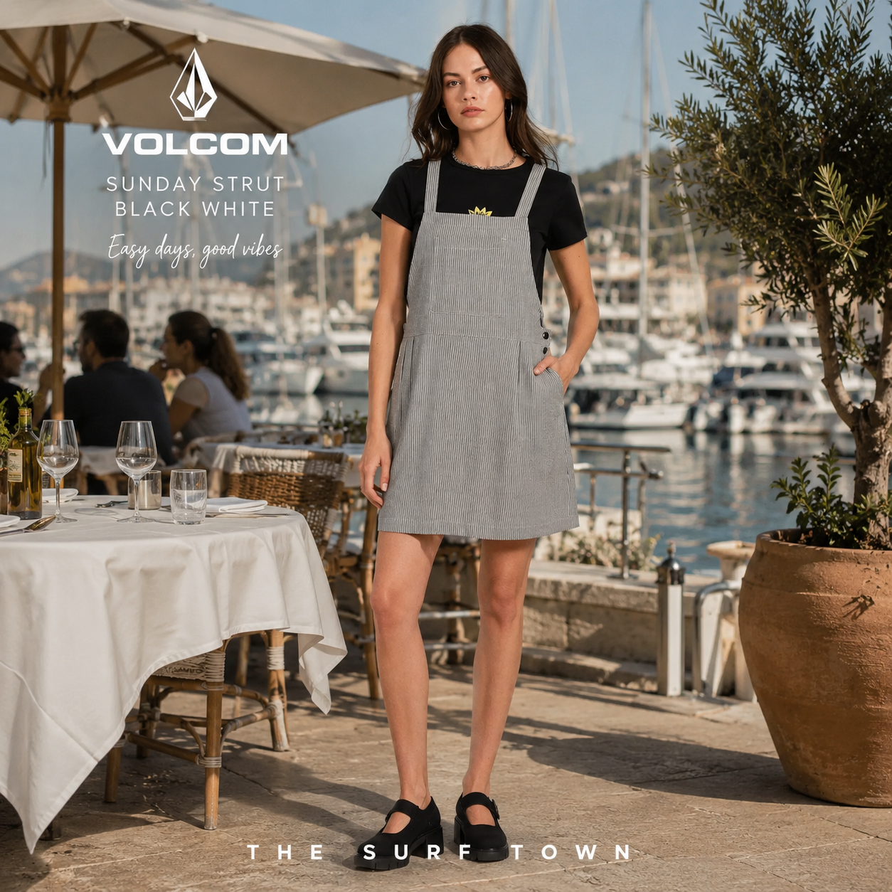 Vestido Volcom Sunday Strut Black White en fotografía editorial propia de THE SURF TOWN en restaurante premium junto al puerto deportivo con estilo surf lifestyle femenino