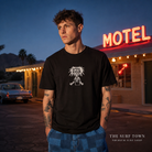 Camiseta Volcom I Go Psycho Black en motel retro del desierto - editorial The Surf Town
