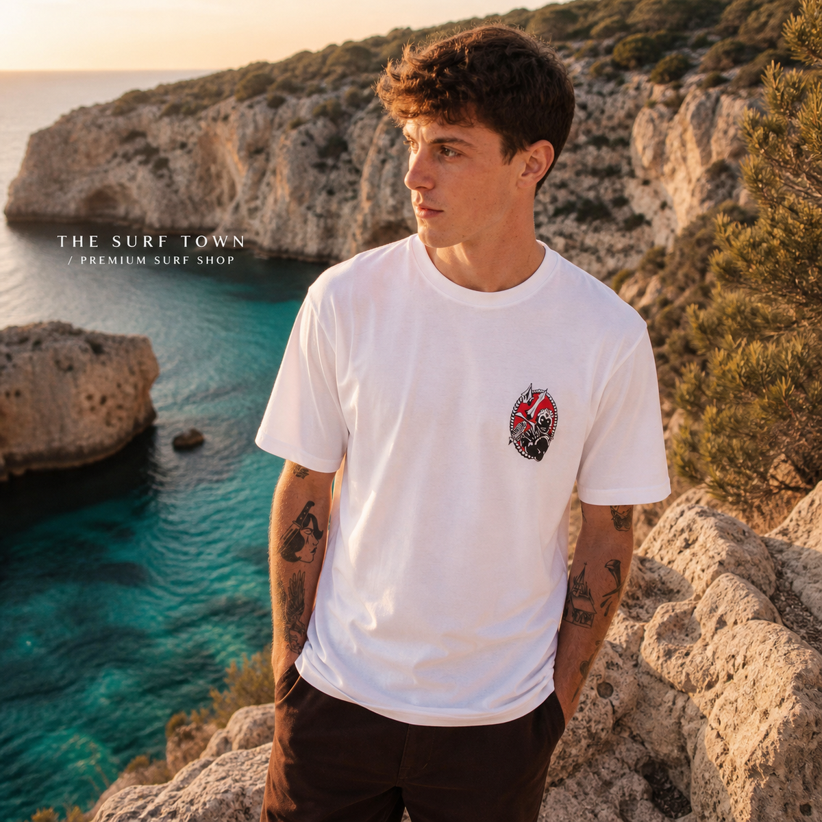 Camiseta Volcom For The Stone White en acantilado mediterráneo - editorial The Surf Town