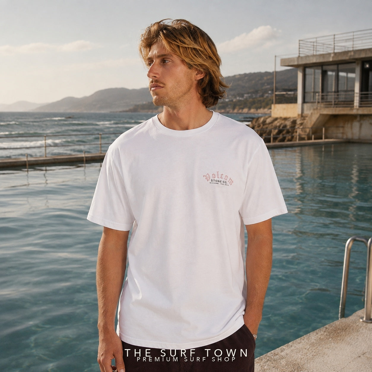 Camiseta Volcom Winsome Basic White en editorial premium The Surf Town