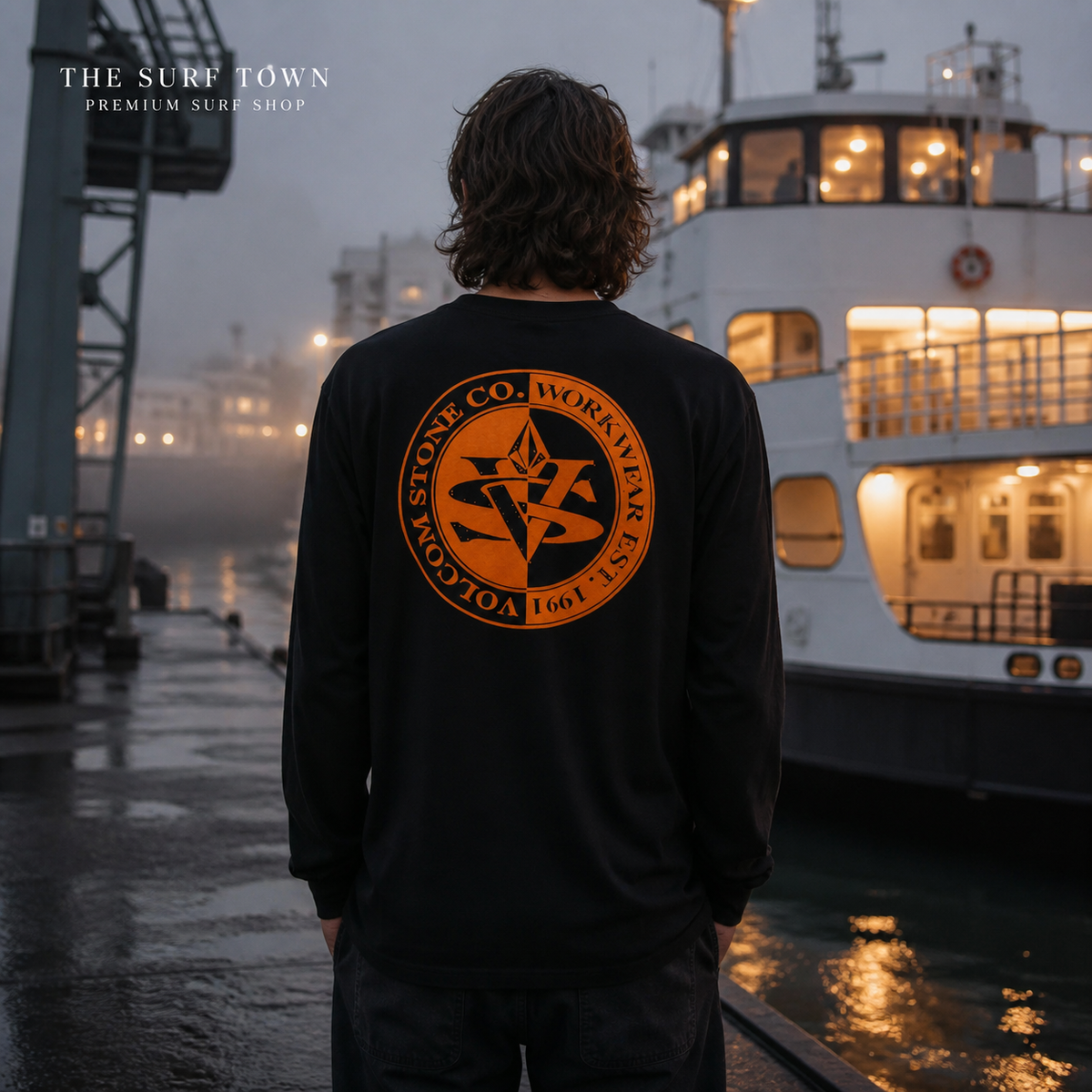 Camiseta Volcom Excavator Black de manga larga en puerto al amanecer - editorial The Surf Town